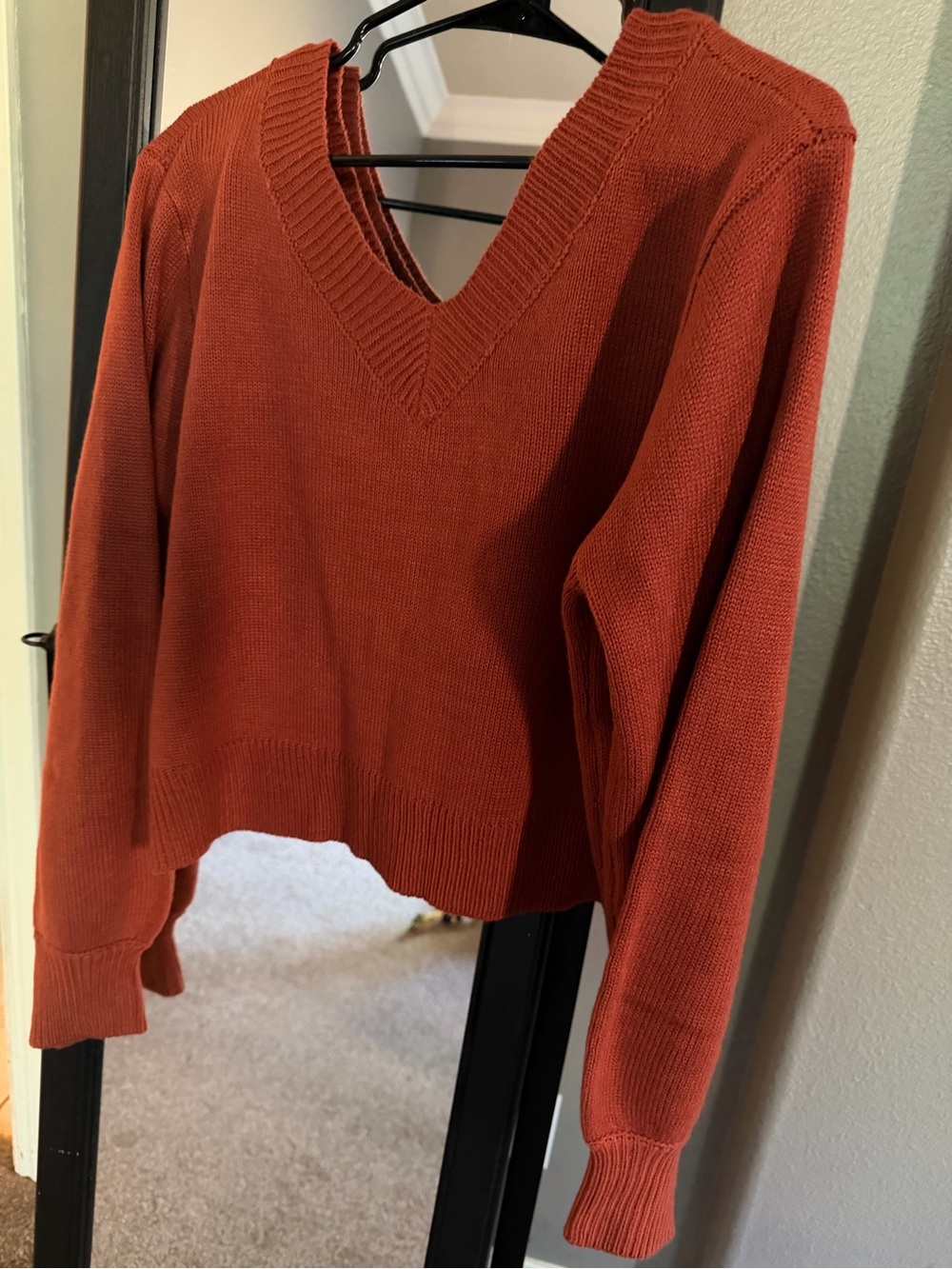 Amazon Essentials Women's Rust-Orange V-Neck Pullover Sweater